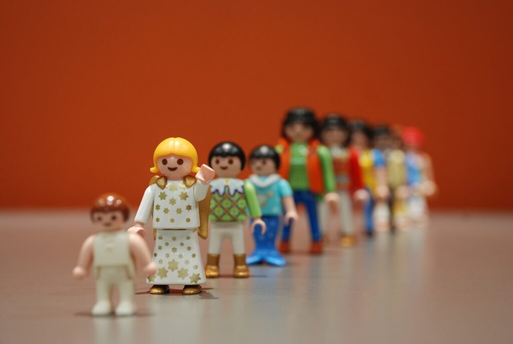 レゴの人形たちが列を作っている